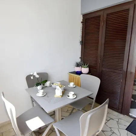 Stylish Renovated Vacation Flat With Terrace アパート *