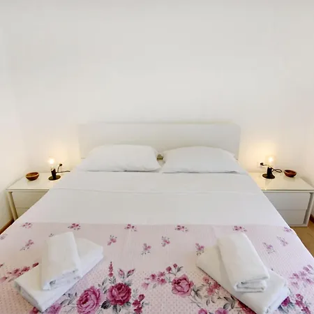 Stylish Renovated Vacation Flat With Terrace