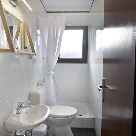 Stylish Renovated Vacation Flat With Terrace شقة أوماغ