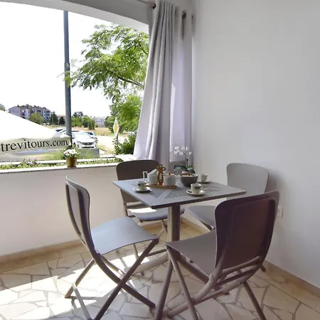Stylish Renovated Vacation Flat With Terrace شقة *