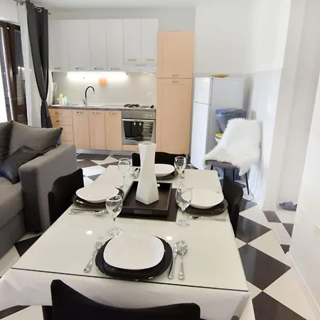 Appartement Stylish Renovated Vacation Flat With Terrace *