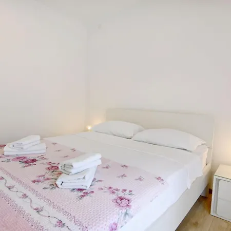 Stylish Renovated Vacation Flat With Terrace ウマグ