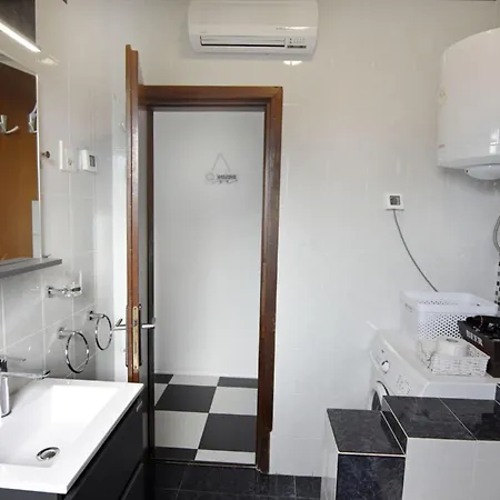Stylish Renovated Vacation Flat With Terrace شقة